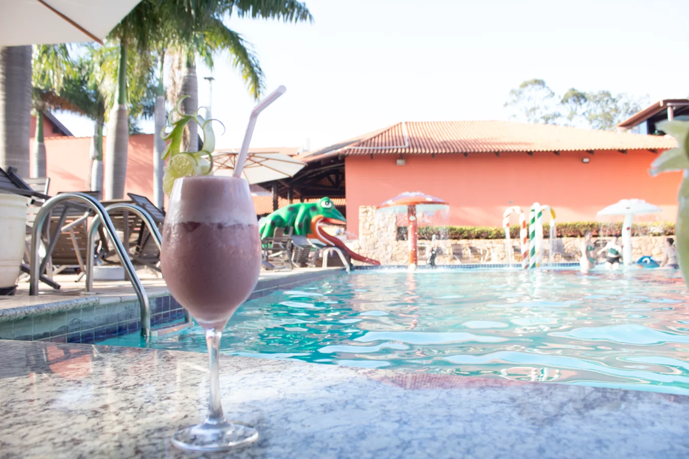 Piscina com bar molhado